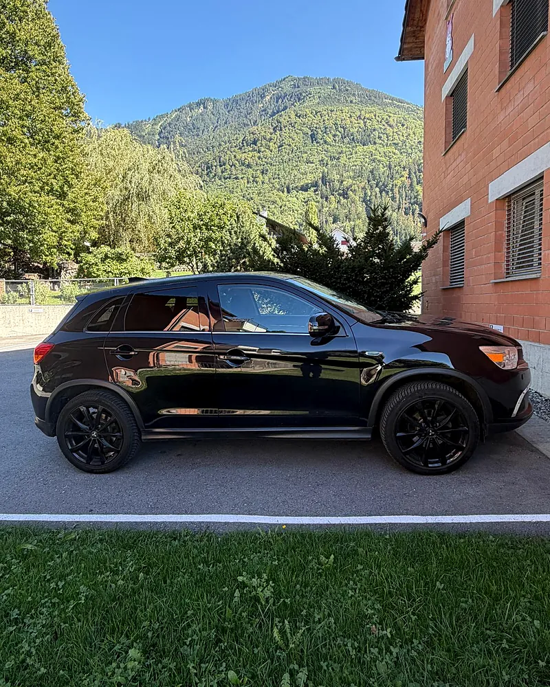 Seitenansicht des MY Ride Taxis in Liechtenstein